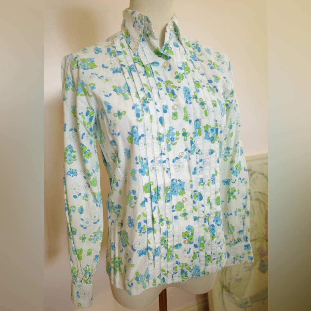 60s/70s vintage flower butterfly top with pleated from detail.